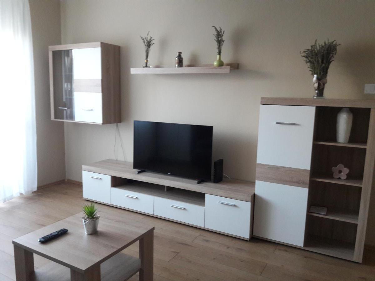Studio+19 Apartman Kazincbarcika Buitenkant foto